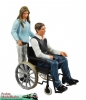 500124 - Mann im Rollstuhl mit Begleiterin