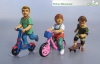 550112 - 3 Kinder mit Skateboard, Dreirad und Roller